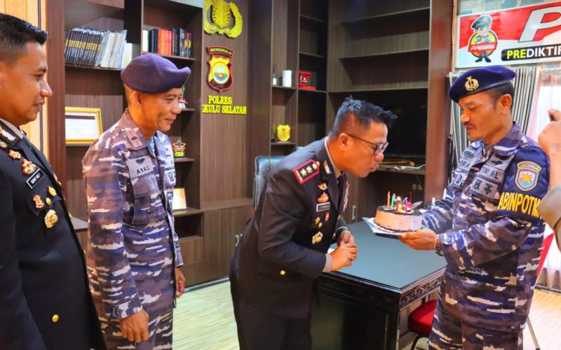Jalin Sinergitas,  Pos TNI AL Bengkulu Selatan Berikan Kejutan Hari Bhayangkara ke-77 ke Polres BS
