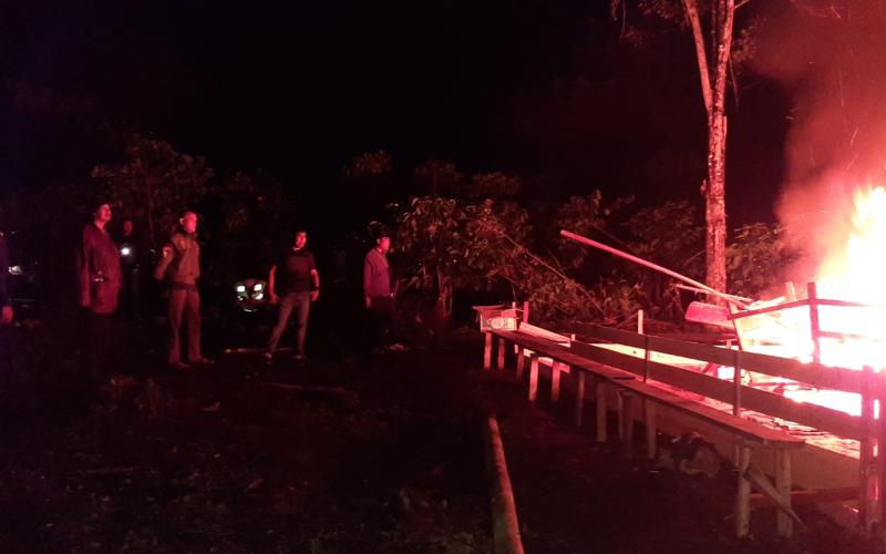 Tempat Judi Sabung Ayam Dibakar Petugas Gabungan TNI-Polri