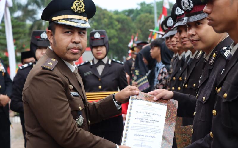 Personel Polsek Giri Mulya Terima Penghargaan dari Kapolres Bengkulu Utara