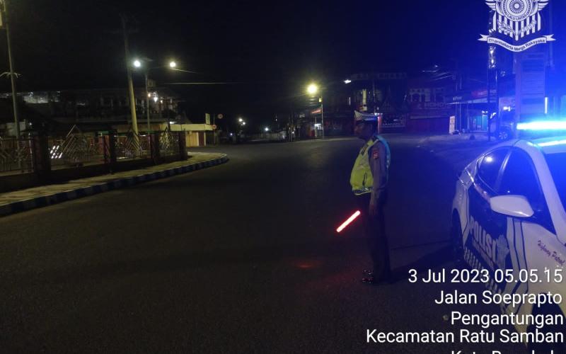 Sat Lantas Polresta Bengkulu Laksanakan Pengamanan Salat Subuh di Masjid Jamik