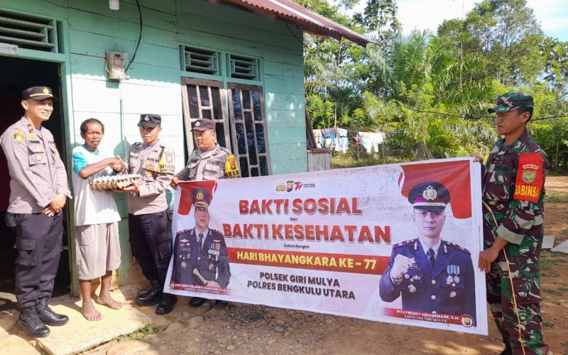 Sambangi Warga Suka Makmur, TNI dan Polri Bagikan Sembako
