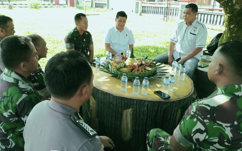 Kunjungi Polsek PUT, Danbrigif 8/GC Sampaikan Selamat HUT Bhayangkara