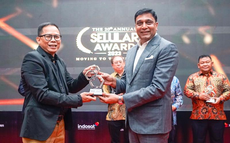 Presiden Director & CEO Indosat Ooredoo Hutchison, Vikram Sinha raih penghargaan CEO of The Year di Selular Award ke-20
