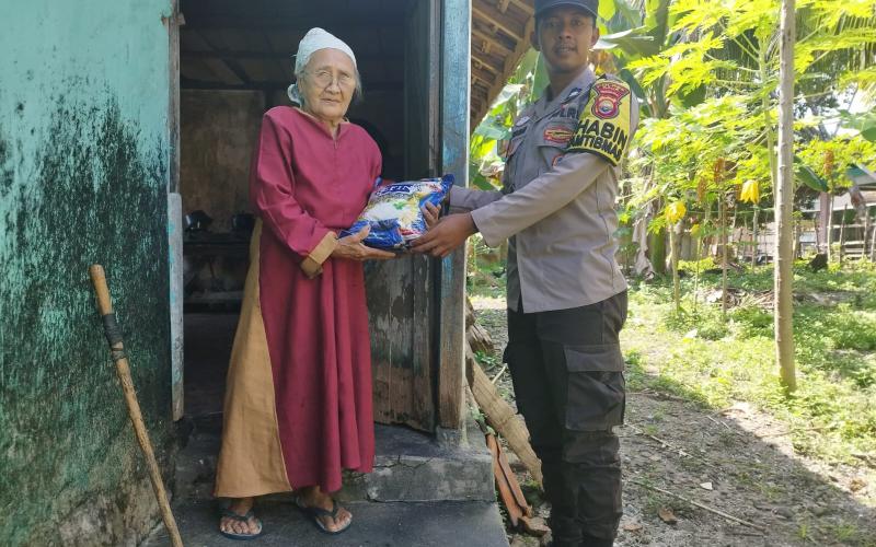Personel Polsek Maje Salurkan Bantuan kepada Warga 