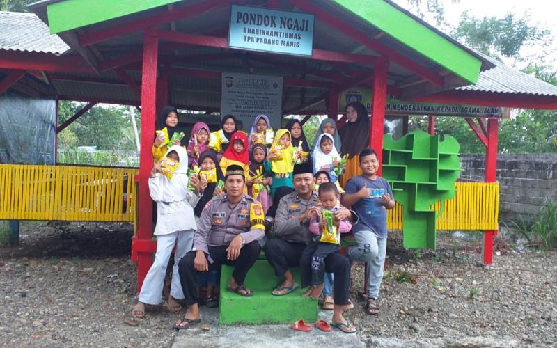 Personel Polsek Manna Mengajar Baca Tulis Setor Hafalan Surah Alquran di Pondok Mengaji Desa Padang Manis 