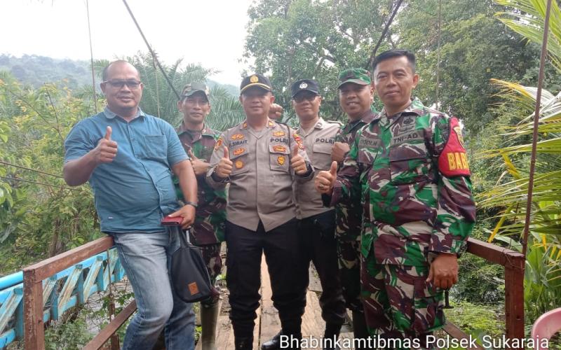 Bersama Babinsa, Personel Polsek Sukaraja Berikan Pengamanan Pemilihan Kepala Desa PAW Desa Arang Sapat