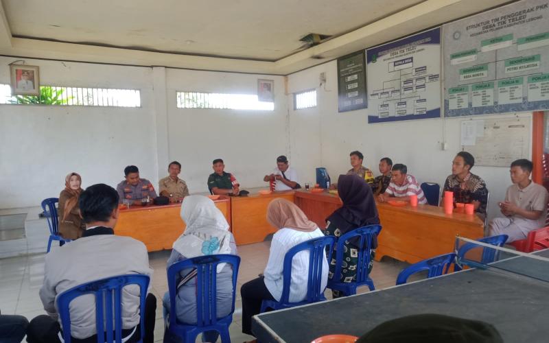 Kapolsek Lebong Atas dan Bhabinkamtibmas Hadiri Monev DD dan ADD di Desa Tik Teleu