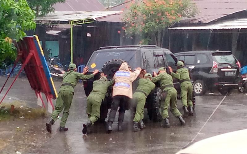 Bentuk Sinergitas Bhabinkamtibmas - Linmas, Bantu Dorong Mobil Warga yang Mogok