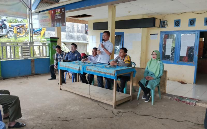 Bhabinkamtibmas Lakukan Pendampingan Dinas Sosial dalam Rangka Musdes di Desa Talang Tinggi