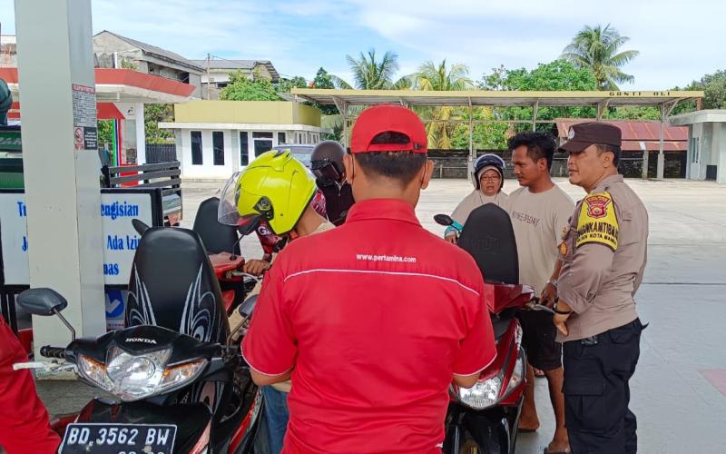 Patroli, Polsek Kota Pantau Distribusi dan Antrean BBM di SPBU Kutau