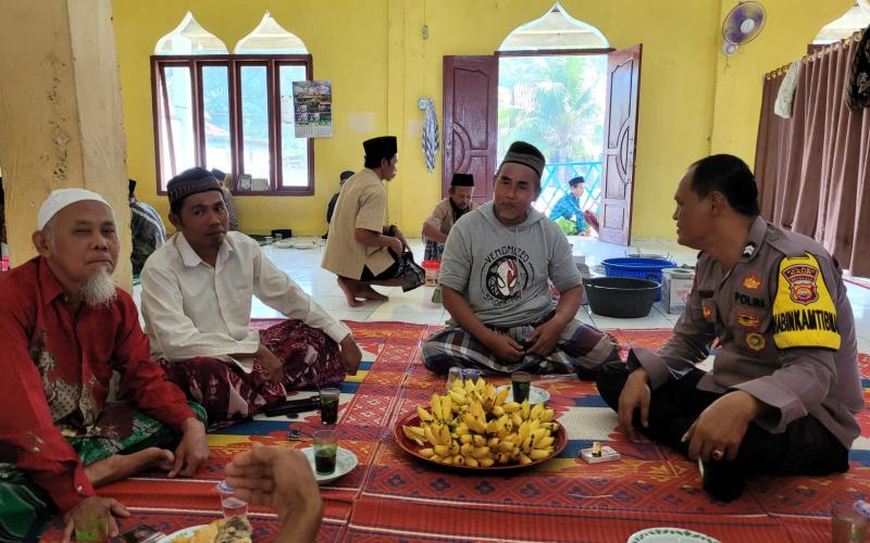 Jalin Silahturahmi dan Berikan Imbauan, Bhabinkamtibmas Sambangi Tokoh Agama 