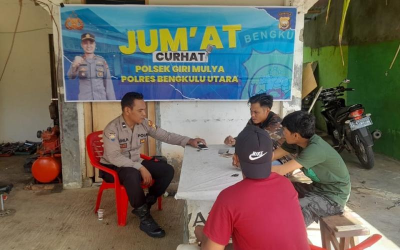 Serap Informasi Masyarakat, Polsek Giri Mulya Jumat Curhat di Bengkel