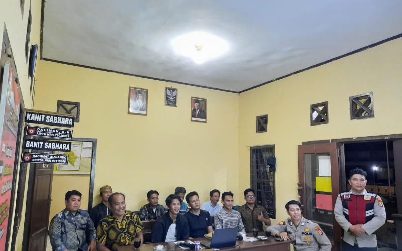 Pagelaran Wayang Kulit, Personel Polsek Air Besi Nonton Bareng Warga