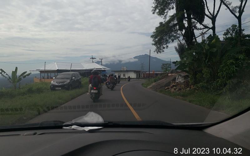 Berikan Rasa Aman, Polsek Sindang Kelingi Lakukan Pengawalan Jalur Lintas