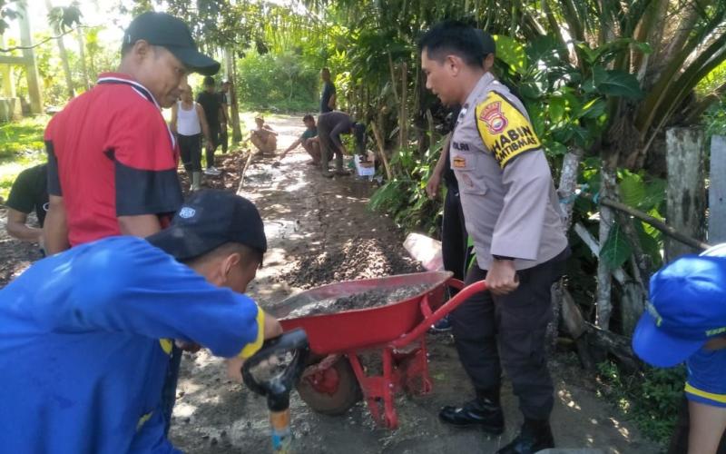 Bersama Warga, Bhabinkamtibmas Polsek Lais Melaksanakan Gotong Royong