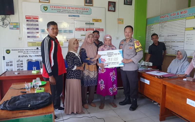 Bhabinkamtibmas Polsek Seginim Monitoring Penyaluran BLT DD Tahap 7 Desa Darat Sawah Ulu  