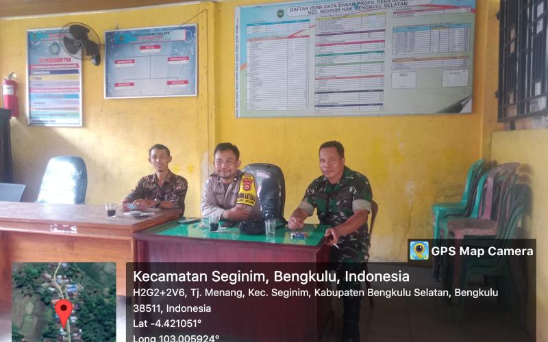 Sinergitas, Bhabinkamtibmas dan Babinsa Hadiri Musdes di Desa Gunung Ayu