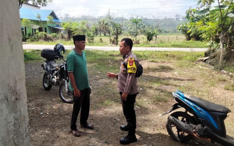 Bhabinkamtibmas Polsek Kedurang Berikan Teguran Humanis Kepada Warga yang Tidak Menggunakan Helm
