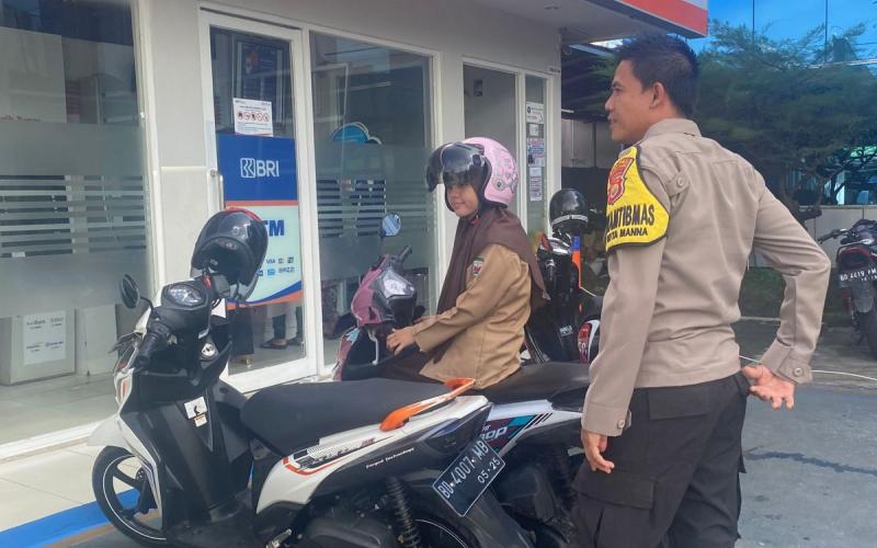 Patroli Dialogis, Unit Samapta Polsek Kota Manna Sampaikan Imbauan Kamtibmas kepada Security Bank BRI 