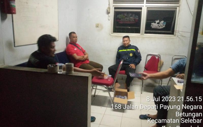 Sambangi Security Dealer Hino, Bhabinkamtibmas Polsek Selebar Berikan Imbaun Kamtibmas