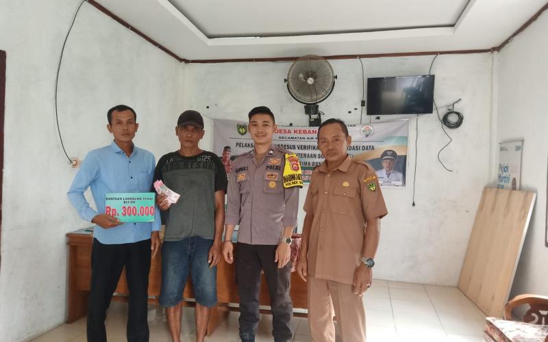 Babinkamtibmas Polsek Seginim Monitoring Penyaluran BLT DD Tahap 7 di Desa Kebanjati 