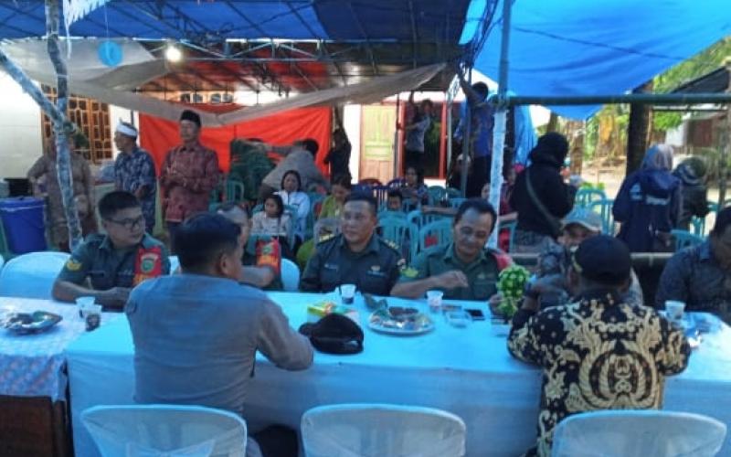 Jalin Kedekatan Bersama Warga, Kapolsek Enggano Hadiri Undangan Pernikahan 