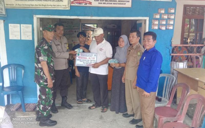 Bhabinkamtibmas Polsek Lebong Selatan Hadiri Pembagian BLT DD Tahap 2 di Desa Karang Dapo Bawah