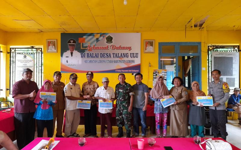 Bhabinkamtibmas Polsek Lebong Utara Hadiri Pembagian BLT DD Kemiskinan Ekstrim di Desa Talang Ulu
