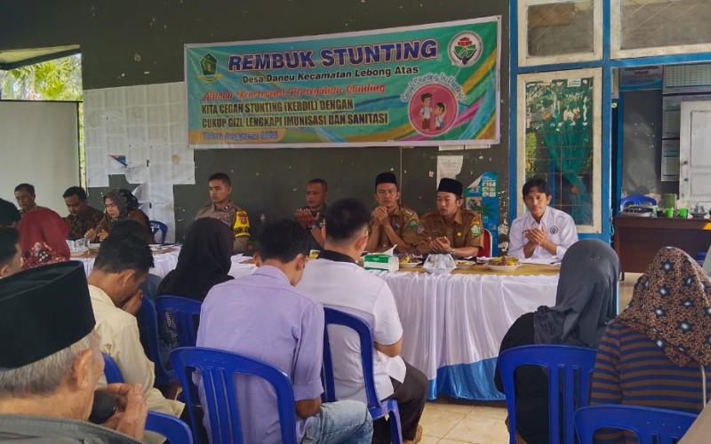 Lebong - Dalam rangka mendukung percepatanhpenanganan stunting dan penyadaran lingkungan hidup, Bhabinkamtibmas Polsek Lebong Atas Polres Lebong Polda Bengkulu, Briptu Waas Sabirin, menghadiri kegiatan sosialisasi stunting dan penyadaran lingkungan hidup.   Kegiatan tersebut diadakan di Balai Desa Daneu Kecamatan Lebong Atas Kabupaten Lebong, Selasa (11/7/2023).  Hadir dalam kegiatan tersebut, Camat Lebong Atas, Tim Stunting PKM Taba Atas, Tim Sadar Lingkungan DP3AKB, Kades Daneu dan perangkat desa, Babinsa