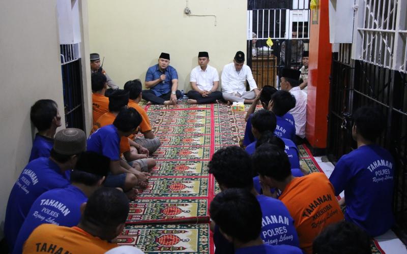 Ingatkan Kebaikan, Polres Rejang Lebong Gelar Ibadah dan Makan Bersama Para Tahanan