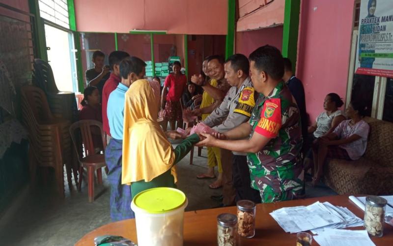 Hadiri Penyerahan BLT DD, Bhabinkamtibmas Imbau Warga Bijak Menggunakan Bantuan 