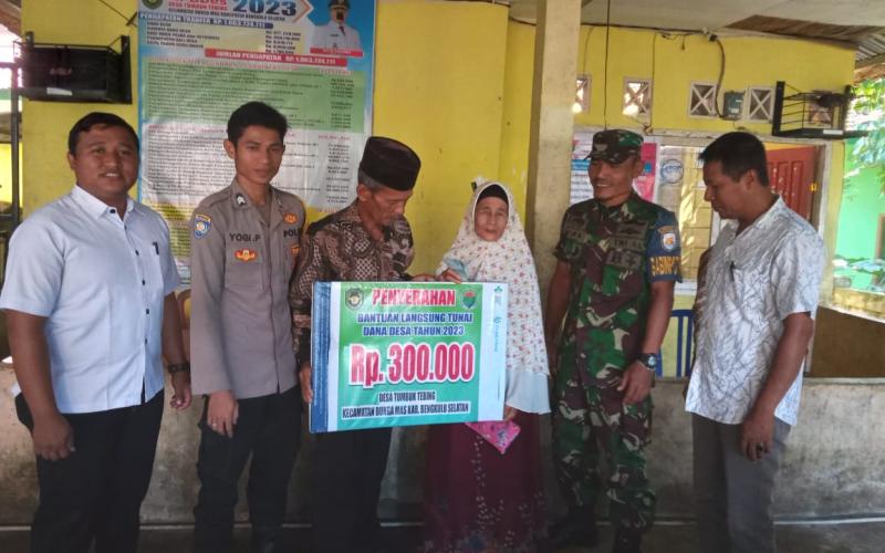 Kanit Binmas dan Bhabinkamtibmas Polsek Manna, Monitoring Penyaluran BLT DD di Desa Tumbuk Tebing   