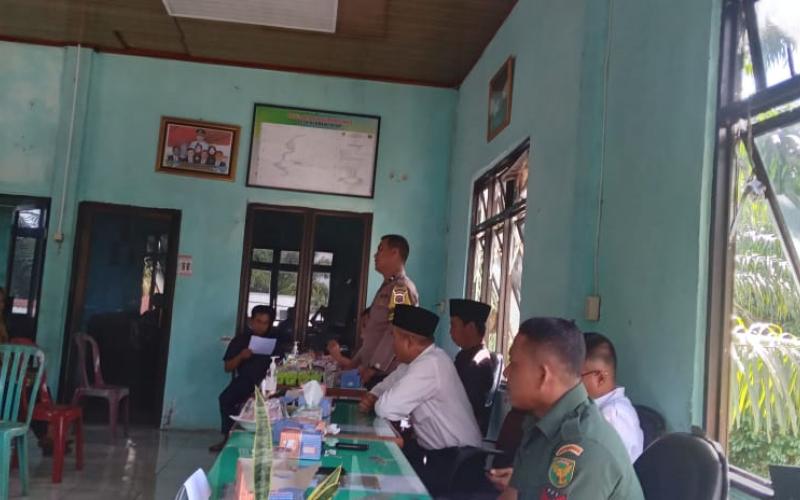 Monitoring Penggunaan DD, Bhabinkamtibmas Polsek Manna Hadiri Musyawarah Pra Pelaksanaan Pembangunan Rabat Beton