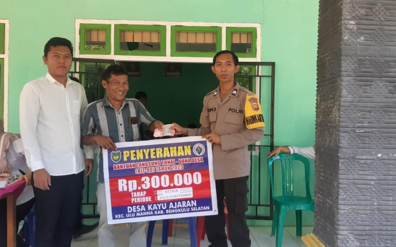 Babinkamtibmas Polsek Pino,  Monitoring Penyaluran BLT DD di Desa Kayu Ajaran 