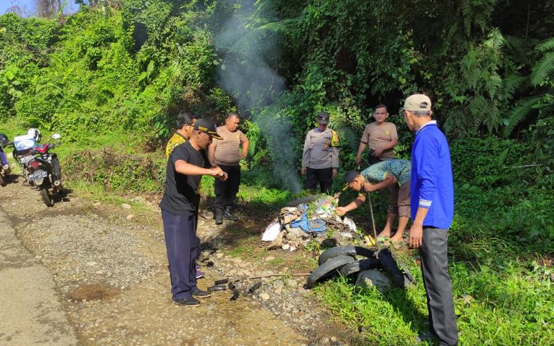 Peduli Lingkungan, Polsek Giri Mulya Lakukan Gotong Royong bersama Tripika dan Masyarakat
