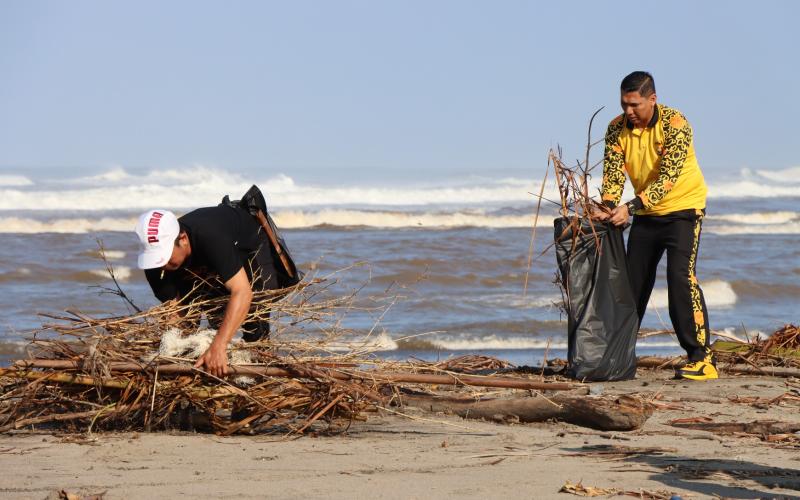 Peduli Terhadap Kebersihan Lingkungan Pantai, Polres Bengkulu Utara Bersih Bersih Sampah