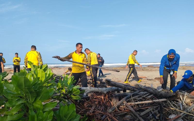 Program Polri Peduli Lingkungan, Polsek Lais Bersama Polres Bengkulu Utara Bersihkan Pantai Tapak Batu
