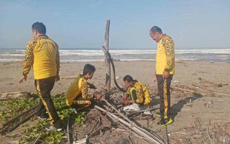 Peduli Lingkungan, Personel Polsek Air Besi Ikut Bersihkan Pantai Lais