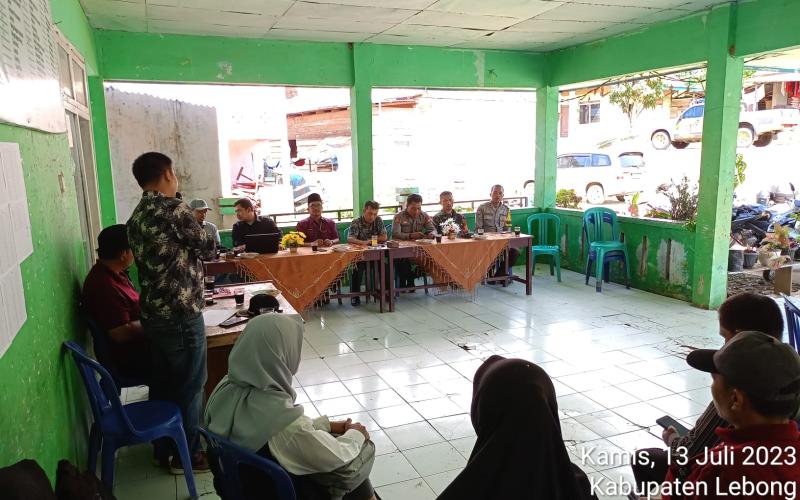 Bhabinkamtibmas Polsek Lebong Utara Hadiri Monev Pembangunan Jalan Usaha Tani di Desa Air Kopras