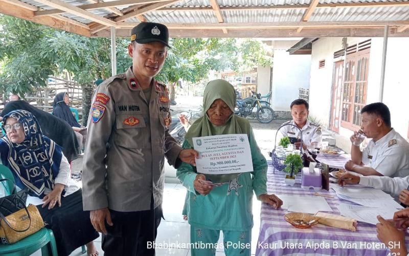 Bhabinkamtibmas Polsek Kaur Utara Hadiri Penyaluran BLT DD di Desa Ulak Agung