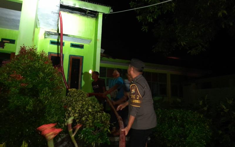 Quick Respon Polsek Giri Mulya Bantu Pemadaman Kebakaran di SMAN 9 BU