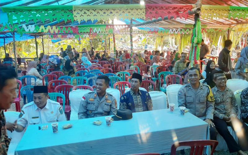 Silaturrahmi, Kapolsek Bersama Bhabinkamtibmas Hadiri Resepsi Pernikahan Warga Enggano