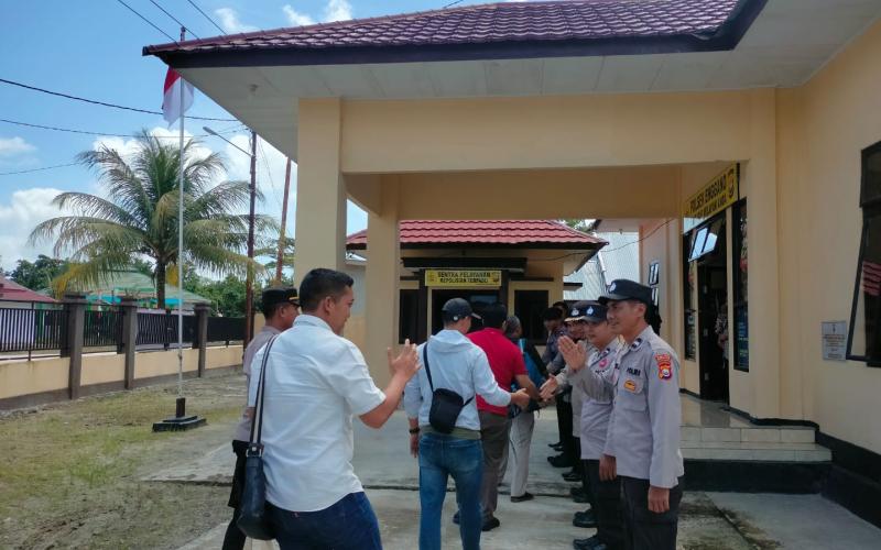 Kapolsek Enggano Bersama Unsur Tripika Sambut Kunjungan Tim Survei dari Mabes Polri di Pulau Enggano