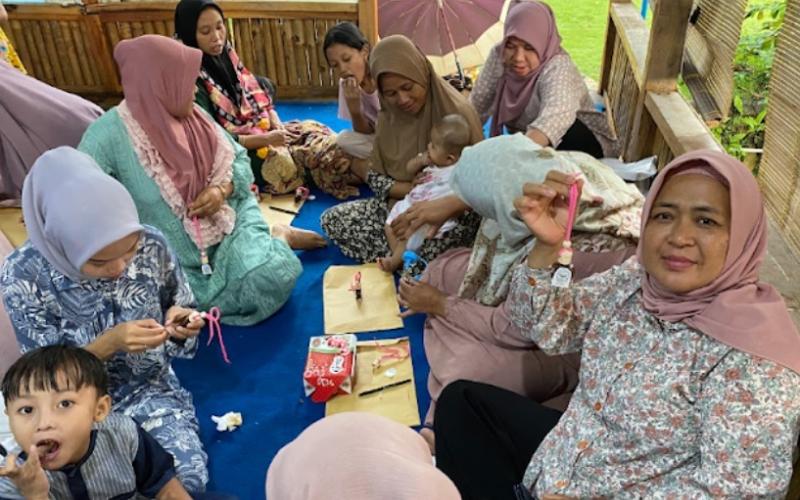 Pengembangan Kapasitas Produksi Merchandise di Desa Sirnajaya