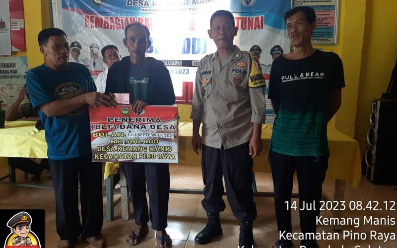 Babinkamtibmas Polsek Pino Raya,  Monitoring Penyaluran BLT DD  di Desa Kemang Manis  