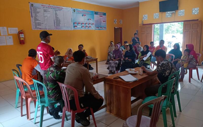 Bhabinkamtibmas Polsek Seginim Hadiri Penyaluran Program Ketahanan Pangan di Balai Desa Suka Bandung 