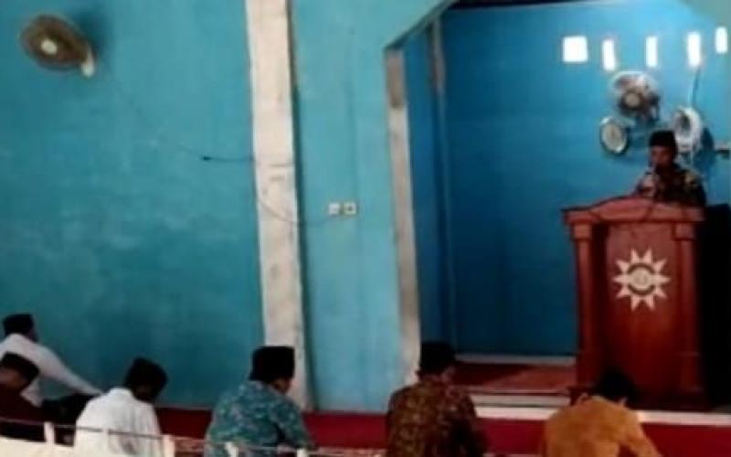 Bhabinkamtibmas Polsek Pino Khutbah Jumat di Masjid Istiqomah Desa Kota Bumi   