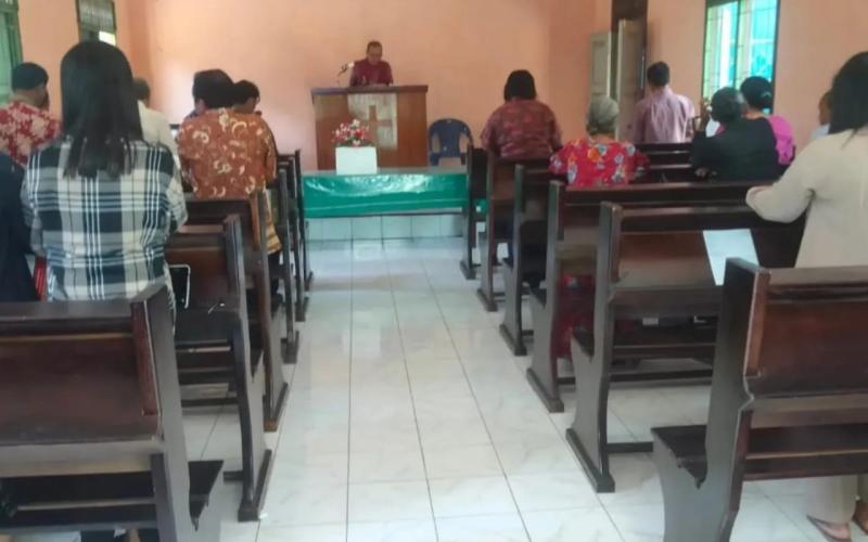 Bhabinkamtibmas Polsek Pino Lakukan Pengamanan di Gereja GKSBS Kayu Ajaran