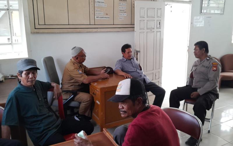 Sambangi Kantor Lurah Kampung Kelawi, Bhabinkamtibmas Polsek Teluk Segara Sampaikan Imbauan Kamtibmas
