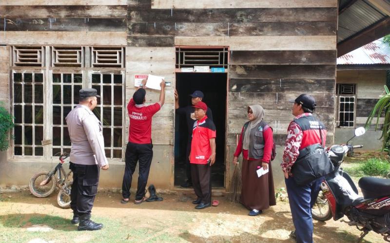Polsek Giri Mulya Dampingi Pemasangan Stiker PKH dan BPNT